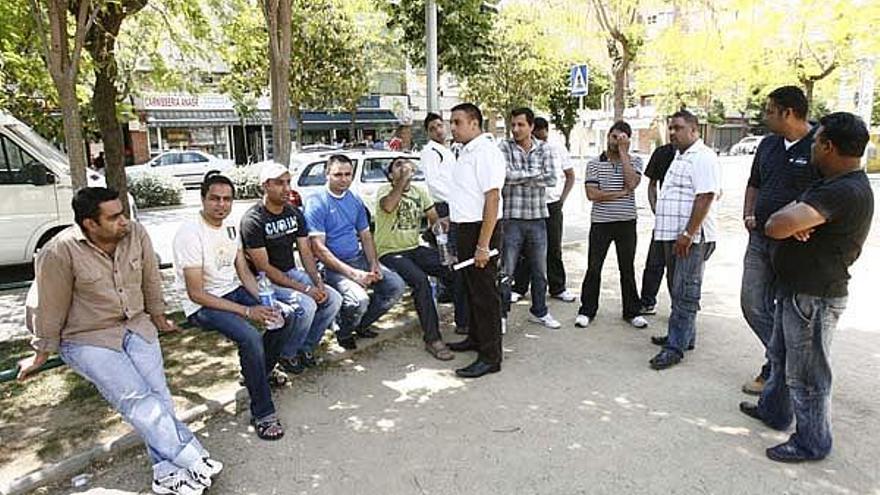 Una imatge de part del grup  abans d&#039;iniciar el trajecte per Àngel Guimerà en direcció a la policia.