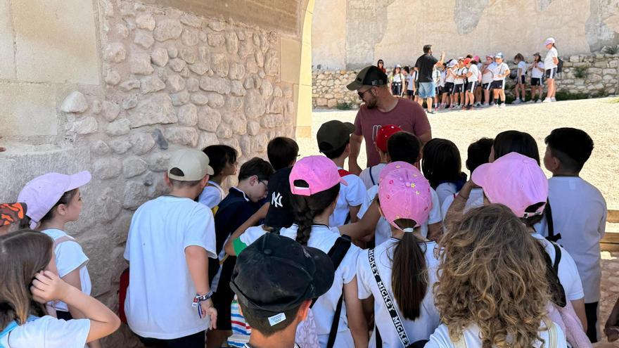 Más de 450 escolares de distintos centros educativos visitan el castillo de Elda