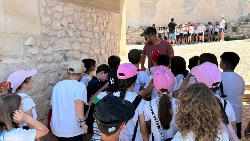 Más de 450 escolares de distintos centros educativos visitan el castillo de Elda