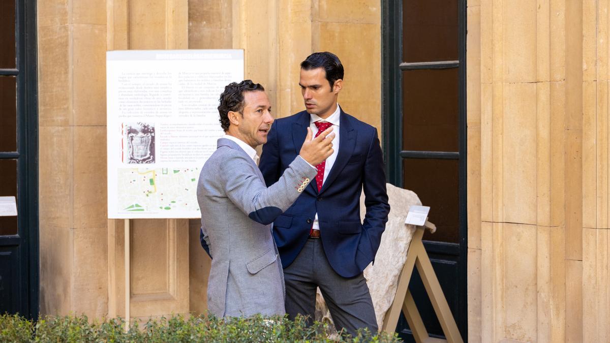 Antonio Puerta y Rafaelillo conversando, durante la presentación del cartel de la corrida del Día de la Región en Caravaca