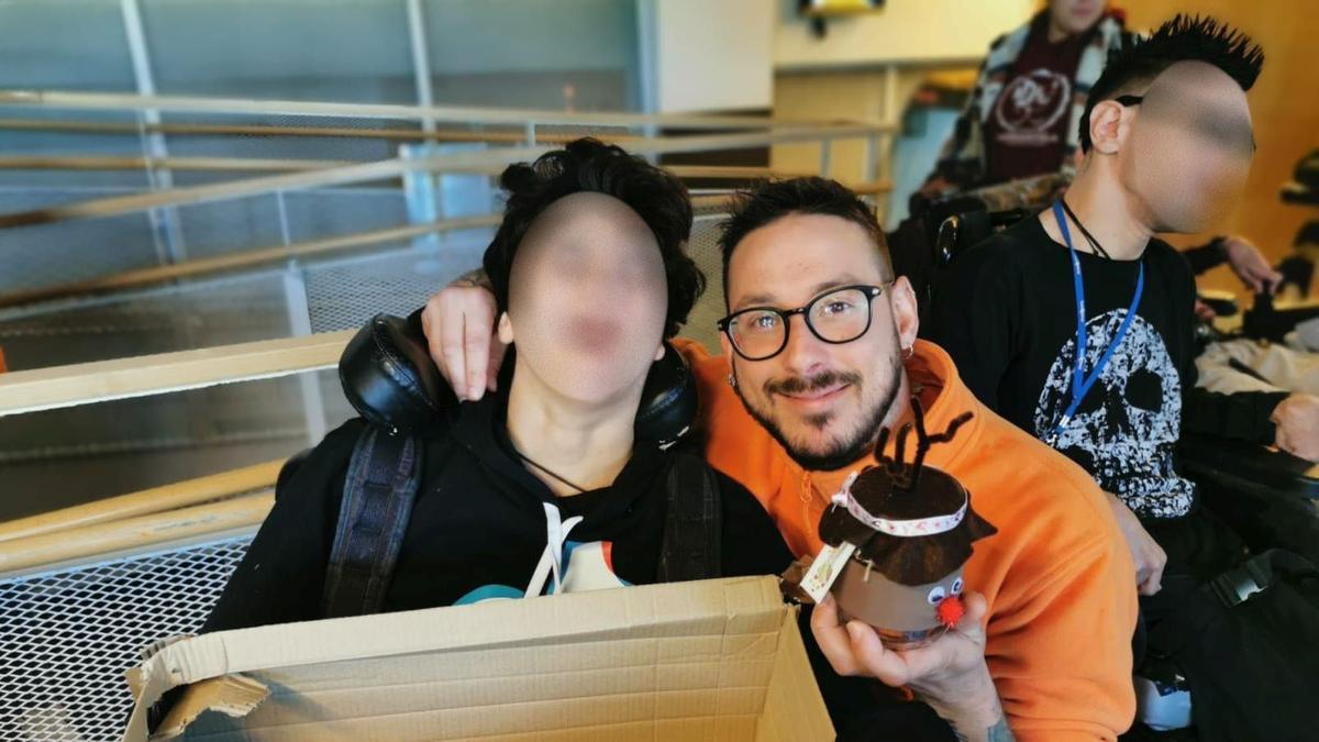 Gerard Guerra, en su trabajo, junto a uno de los niños con parálisis cerebral a los que atendía.