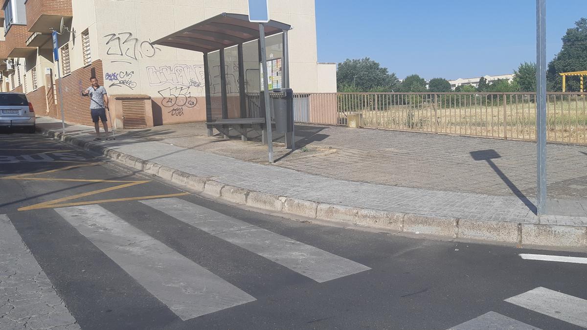 Este cruce de Mejostilla, situado junto a una de las paradas de la Línea 2 del autobús urbano, no tiene rebajes en ninguno de los bordillos de las cuatro esquinas. Todos los pasos de peatones acaban en un obstáculo serio para quienes tengan problemas de movilidad.