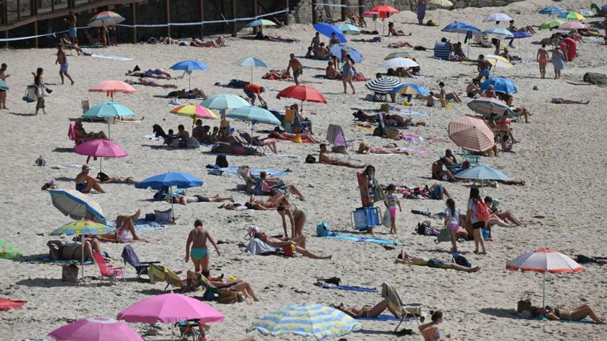 Bañistas en la playa de Portocelo, en Marín.