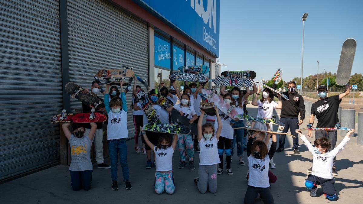 Varios integrantes del club, en las instalaciones que Decathlon les deja utilizar para patinar.