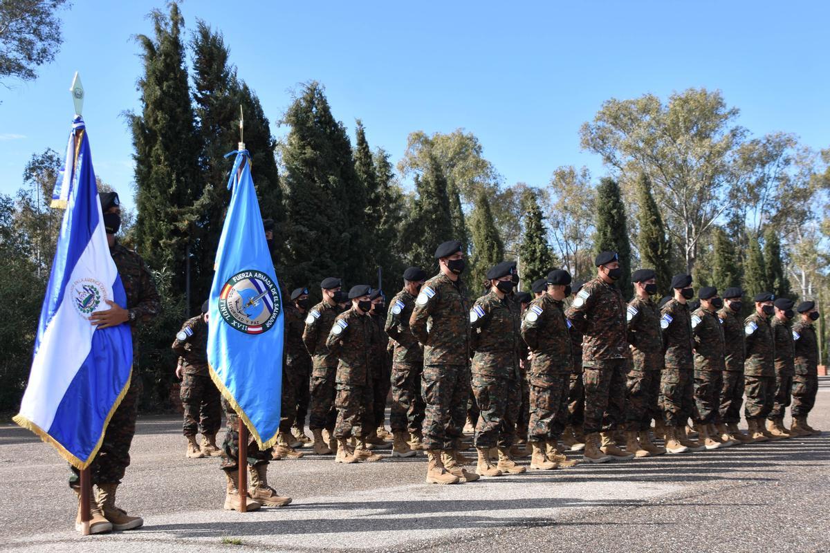 Formación del contingente salvadoreño.