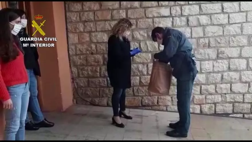 La Guardia Civil reparte material sanitario en la Marina Alta para las personas más necesitadas