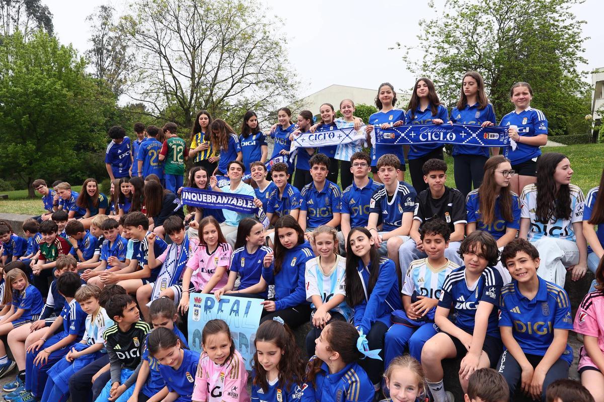 EN IMÁGENES: Los alumnos del colegio École se visten de azul para apoyar al Real Oviedo