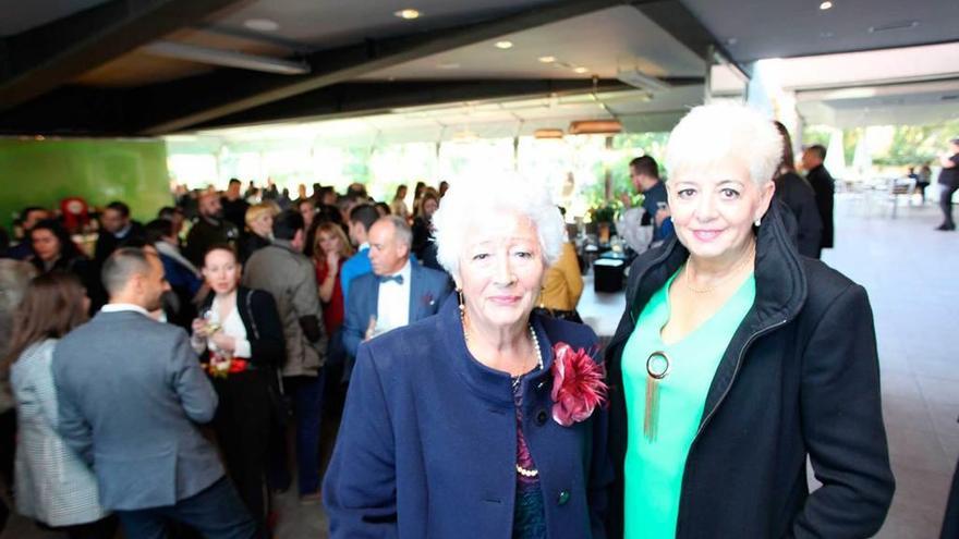 Ana María Piñera, a la izquierda, ayer, con su hija Elena.