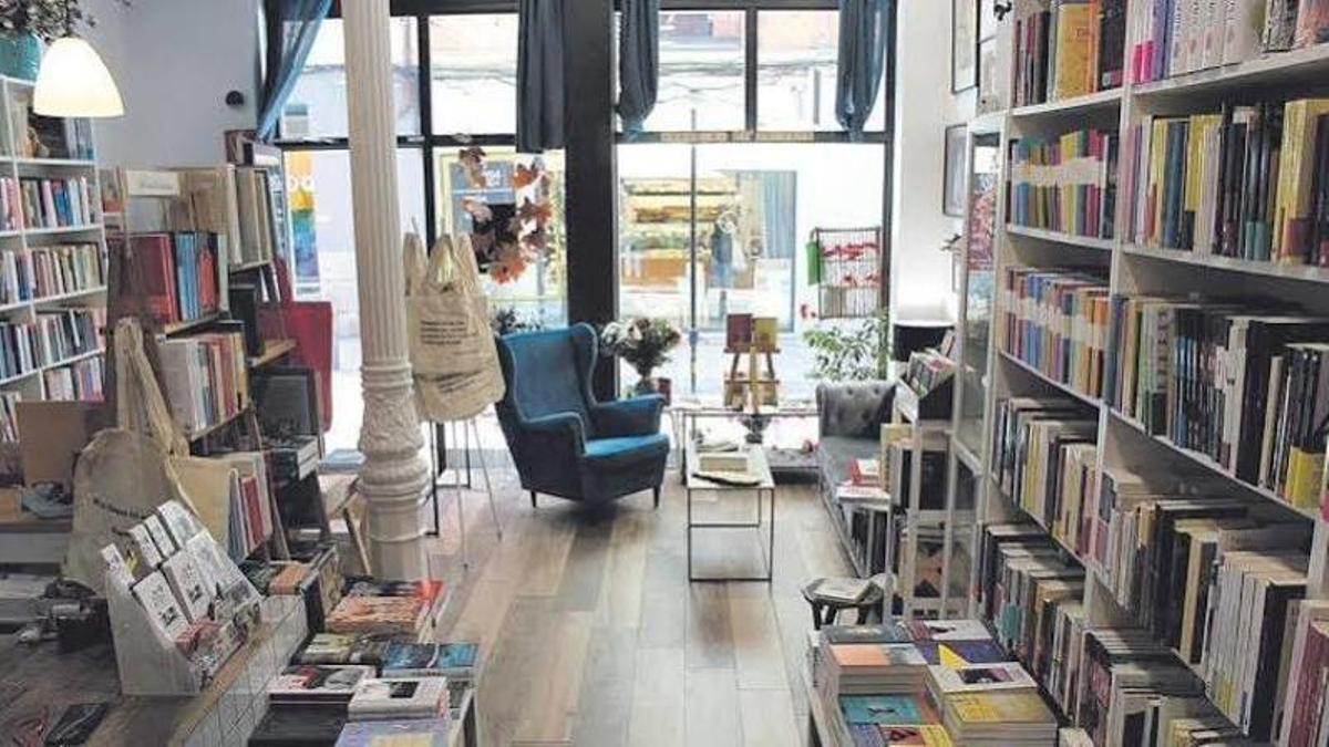 Interior de la librería Amapolas en Octubre, que a finales de julio cerrará sus puertas en el madrileño barrio de Chueca después de ocho años.