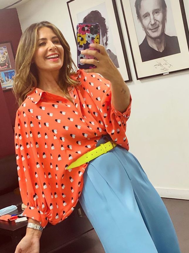 Nuria Roca con blusa estampada y pantalón azul