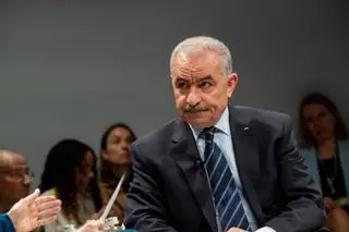 El Gobierno en pleno de la Autoridad Palestina presenta su dimisión al presidente Mahmud Abás