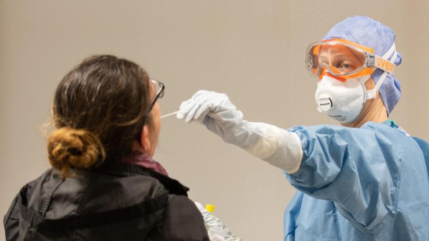 Una professional sanitària agafa una mostra per fer una prova de coronavirus a l&#039;Hospital Clínic