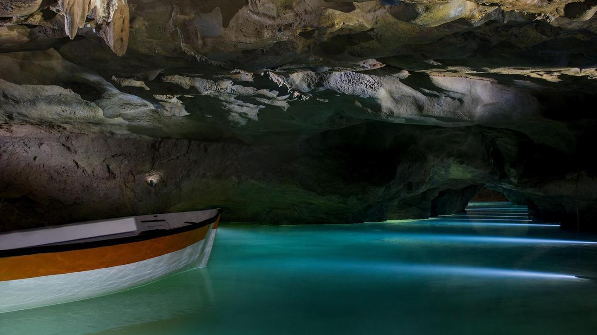 La visita se inicia en un embarcadero, desde donde parte una barca que recorre 800 metros de la cueva subterránea.