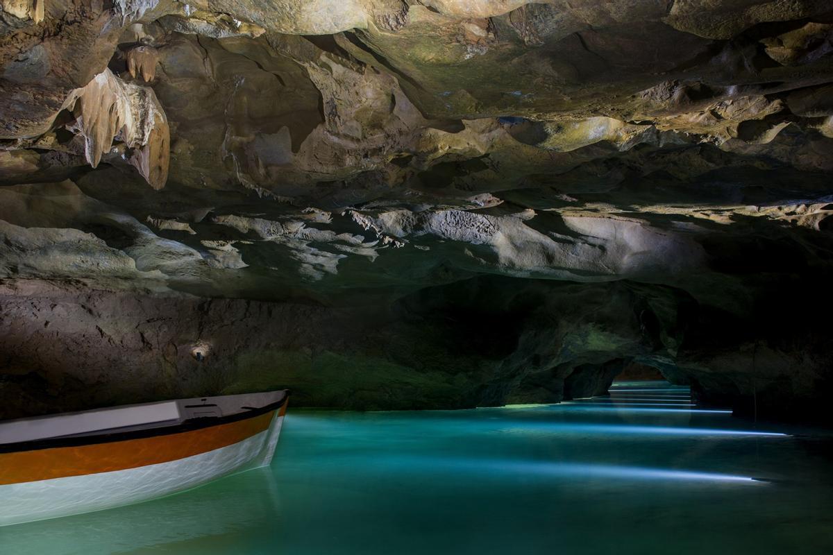 La visita se inicia en un embarcadero, desde donde parte una barca que recorre 800 metros de la cueva subterránea.