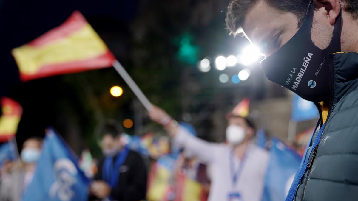 Ambiente de celebración en torno a la sede del PP en Madrid