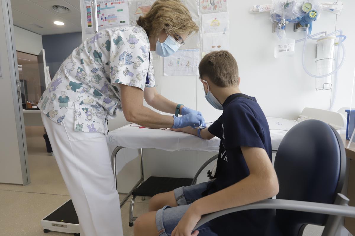 Consulta de enfermería de alergia y neumología pediátrica, en la que una enfermera hace una prueba al niño Joaquín Rodríguez.