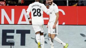 Benzema (d) y Vinicius celebran un gol del Madrid. 