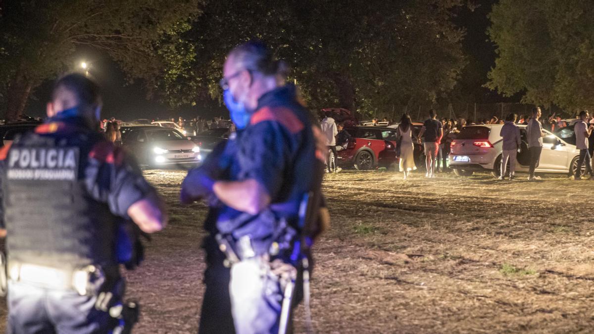 Mossos y jóvenes de fiesta