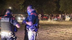 Mossos y jóvenes de fiesta