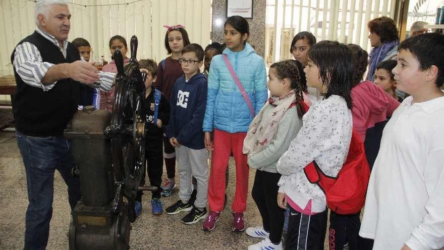 Alumnos del colegio de A Laxe, durante su visita al Museo do Mar. // S. Álvarez