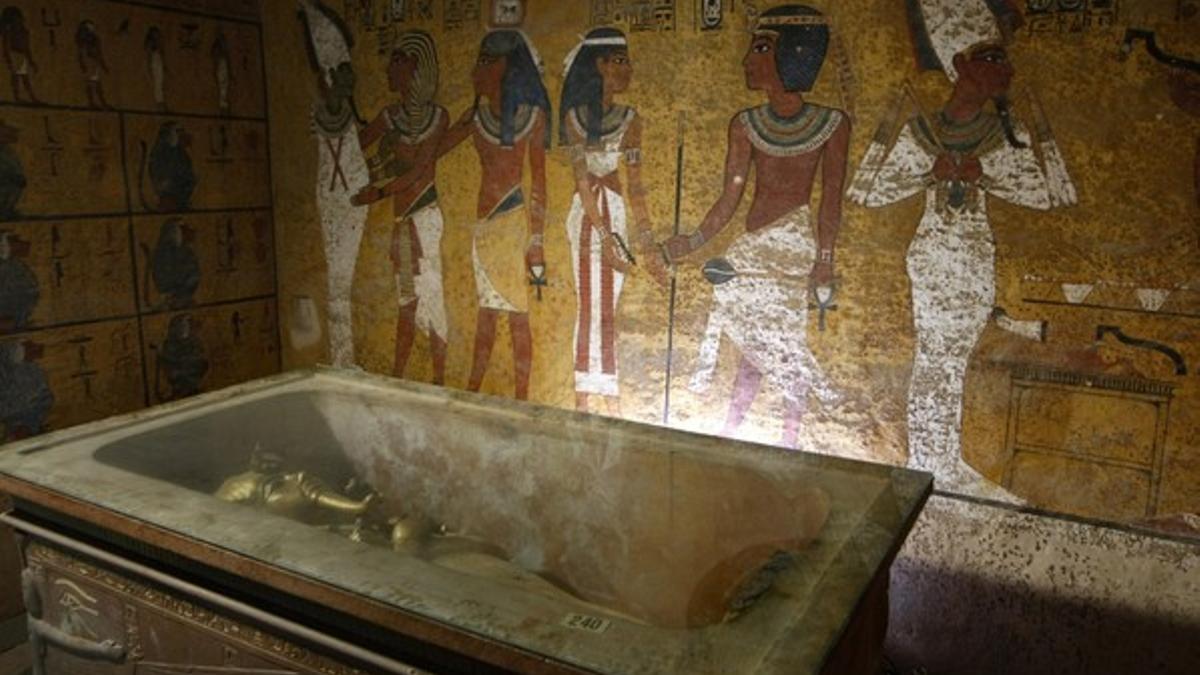 El sarcófago del rey Tutankamón en la cámara funeraria de su tumba.