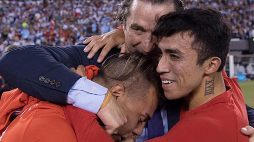 Pizzi celebra la victoria de Chile junto a Edu Vargas.