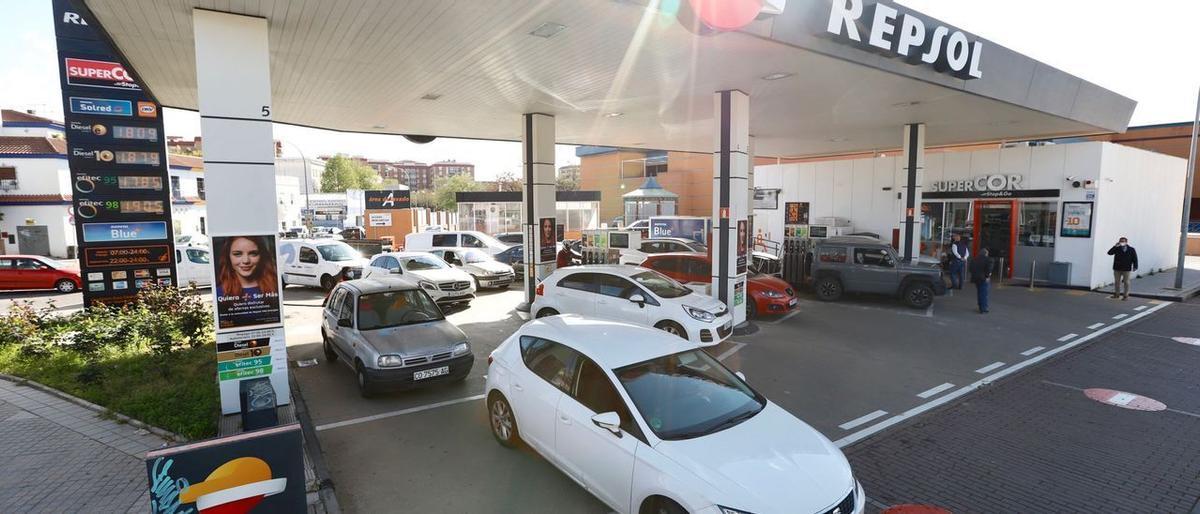 Colas en la gasolinera del Zoco a media mañana.