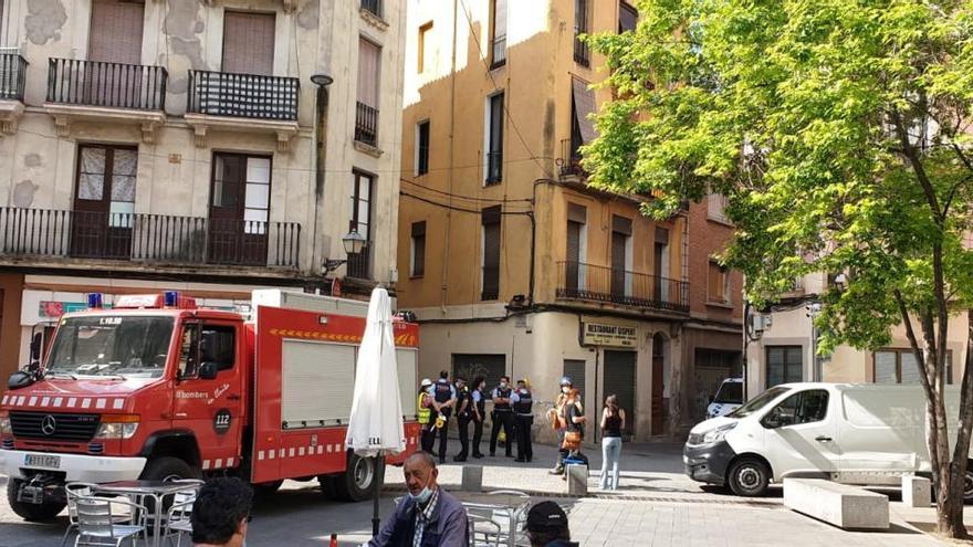 El mal estat d&#039;un bloc de pisos a Manresa obliga a evacuar 15 veïns