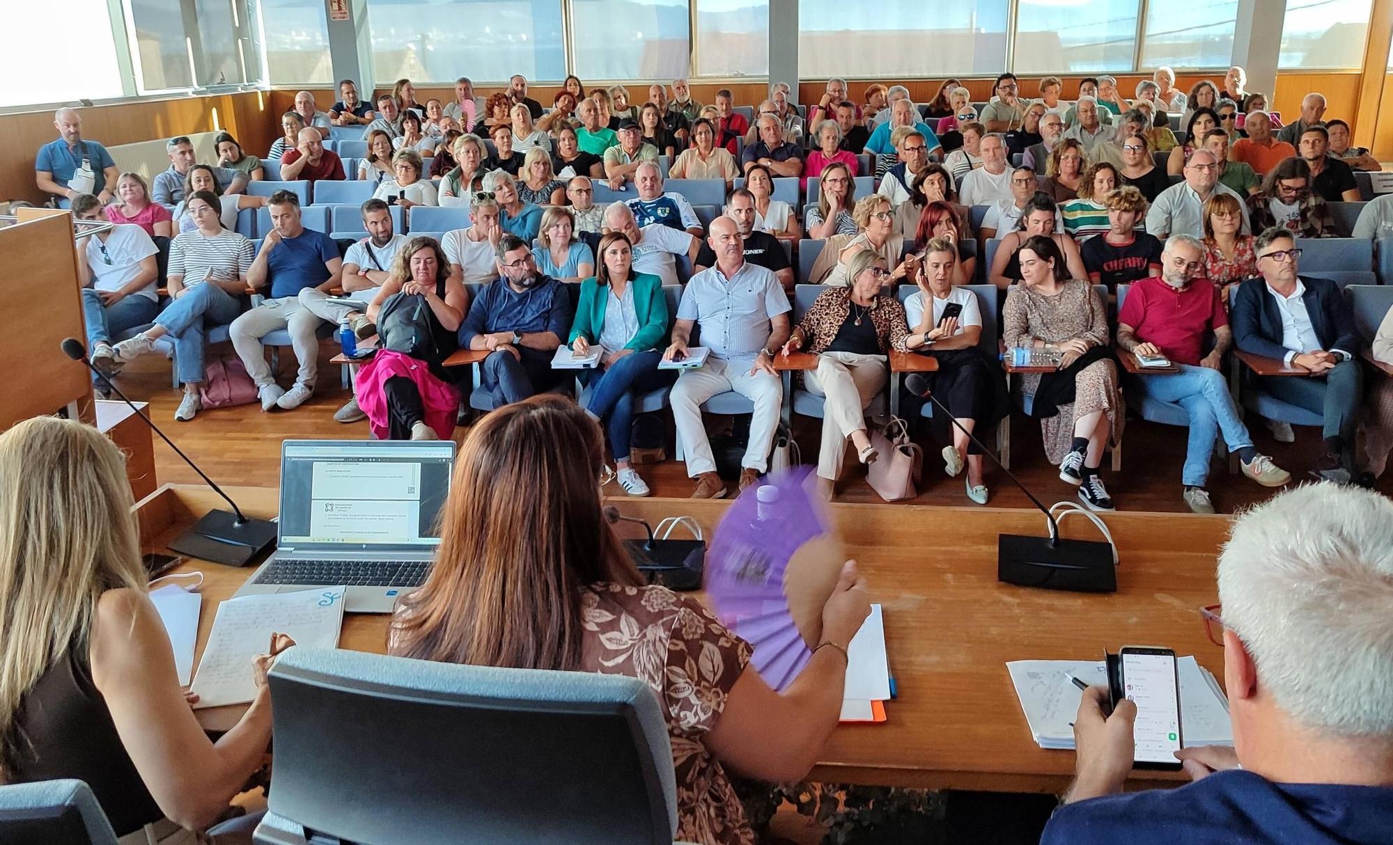 Multidudinaria protesta contra la subida de la basura en Cangas