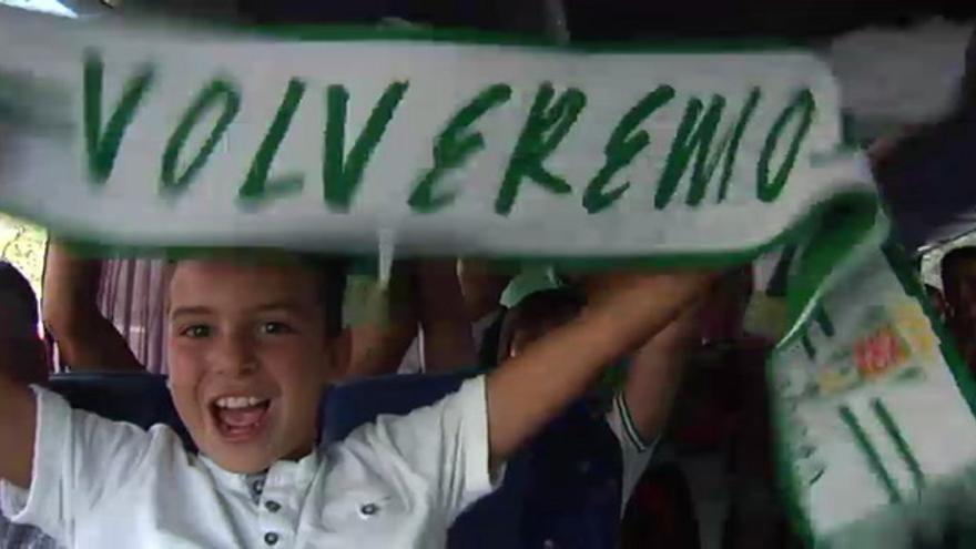 La afición del Córdoba se vuelca con su equipo a las puertas del Bernabéu