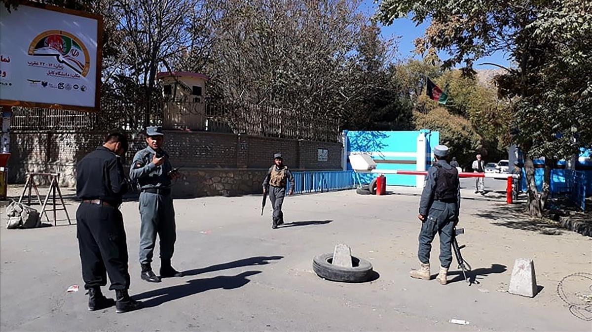 zentauroepp55716090 policemen stand guard at an entrance gate of the kabul unive201102112643