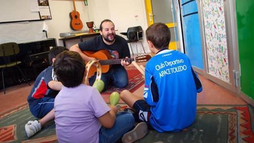 Sesión de musicoterapia en grupo a niños con necesidades educativas especiales