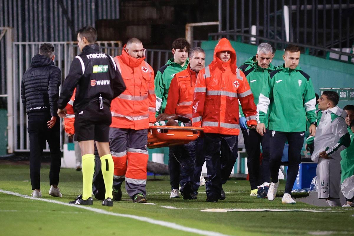 Franck Fomeyem es retirado en camilla de El Arcángel tras su lesión ante el Deportivo de La Coruña.