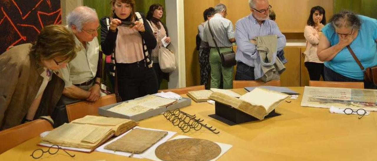 Participantes, ayer, en la primera de las visitas guiadas al Archivo del Museo. // Gustavo Santos