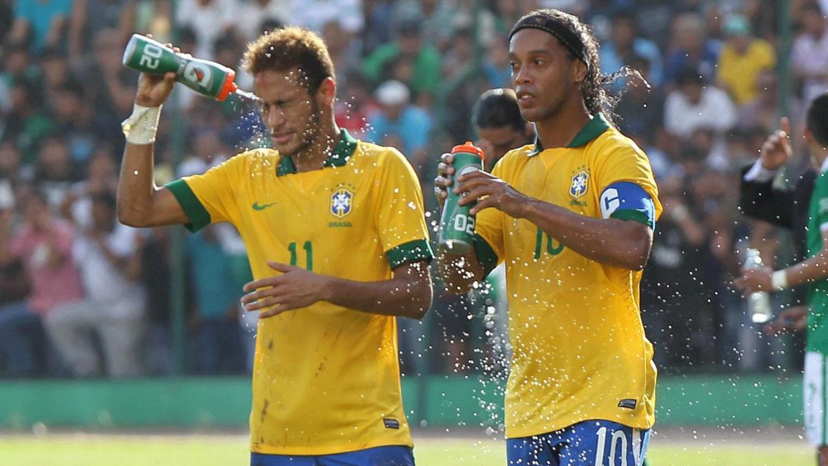 Neymar junto a Ronaldinho, en un partido amistoso de la selección brasileña contra Bolivia en 2013