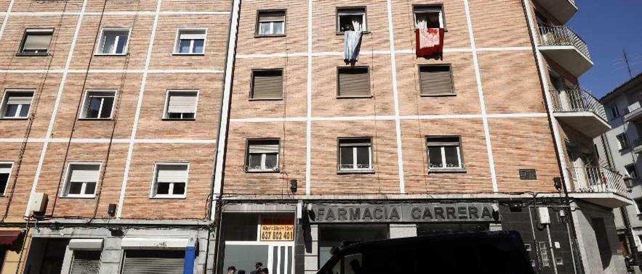 Edificio en el que vive la pequeña Tasnim con sus padres en la calle Francisco Cambó. La ventana de la manta azul es por la que se cayó la niña.