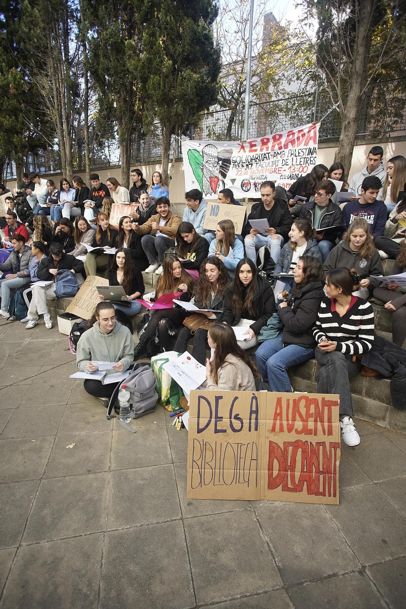 Els estudiants de la facultat d'Infermeria i Medicina protesten per la nova bilbioteca