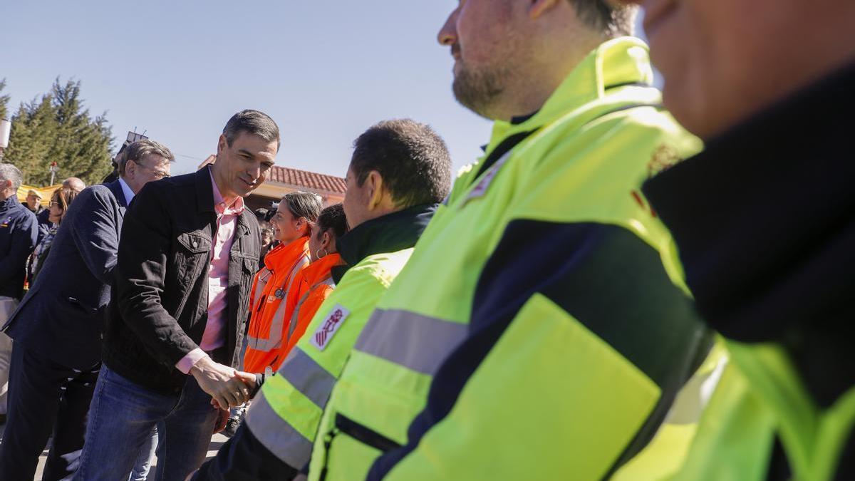 El presidente del Gobierno, Pedro Sánchez, este lunes, en su visita a los efectivos que luchan contra el incendio de Castellón y Teruel.