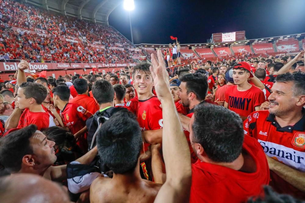 Los aficionados del Mallorca invaden el campo tras el pitido final