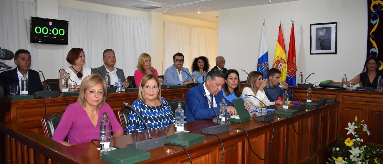 En primera fila, los concejales del PP en Arrecife Saro González, Ángela Hernández, Roberto Herbón, María Jesús Tovar y Eduardo Placeres, durante el pleno de constitución de la corporación de Arrecife en 2019.