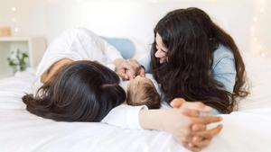 Oliver junto a sus madres, Maša y Klara, que tuvieron que viajar desde Liubliana (Eslovenia) a una localidad de Austria, donde el acceso de las parejas homosexuales a la medicina reproductiva está permitido.