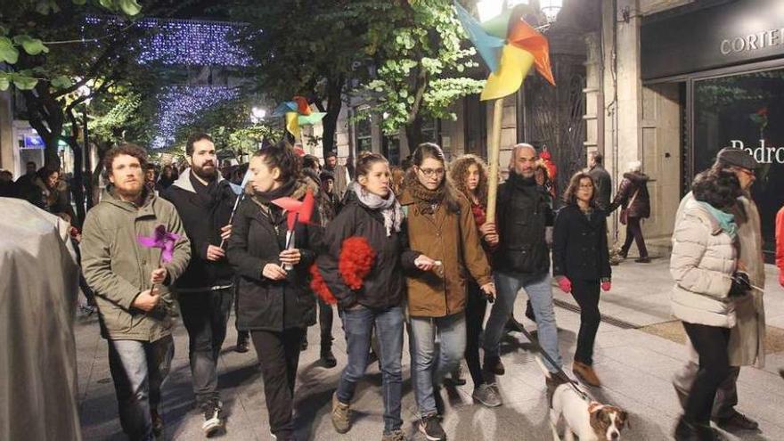 Molinillos reivindicativos, mascotas y bicicletas, en la manifestación de ayer en Ourense. // Iñaki Osorio