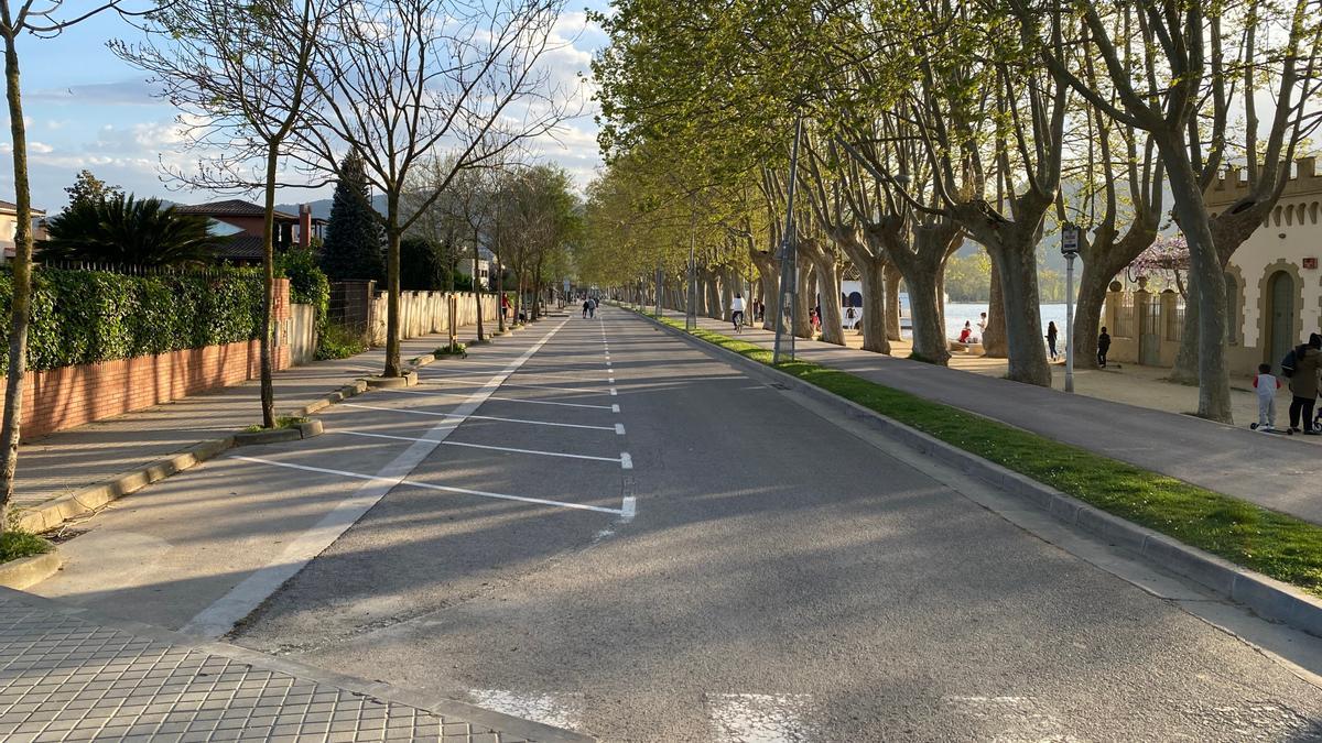 La zona del front de l&#039;estany de Banyoles, que es restringeix al trànsit en cap de setmana i dies festius fins a finals d&#039;any