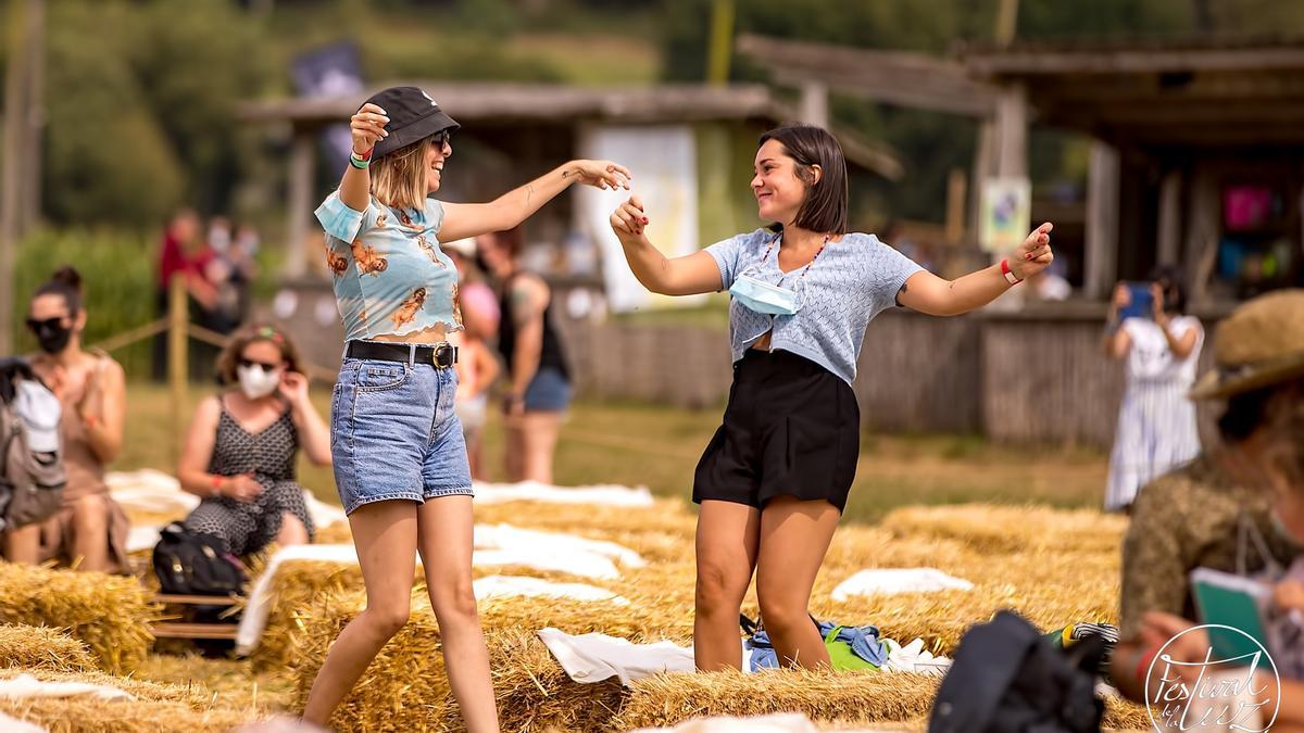 Dos jóvenes bailan en el espacio habilitado para el público en el Festival da Luz.