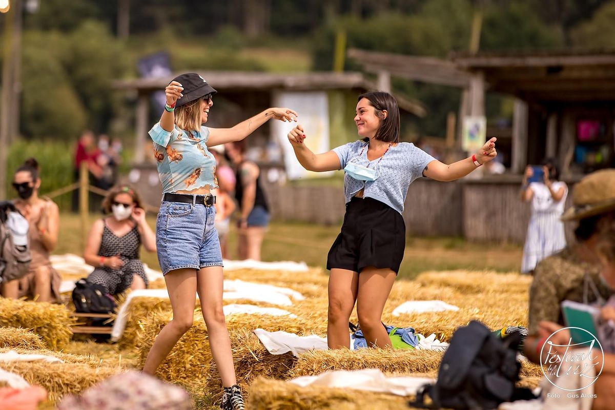 Dos jóvenes bailan en el espacio habilitado para el público en el Festival da Luz.