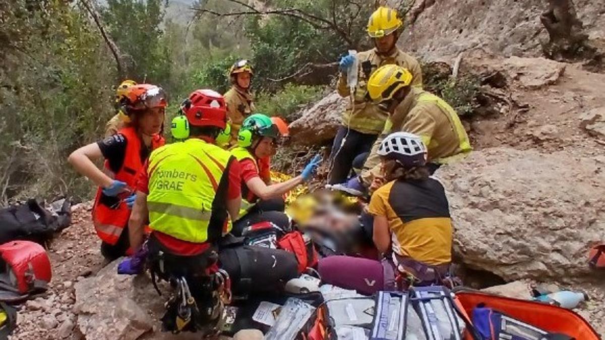 Labores de rescate de los Bombers en Montserrat, este sábado.