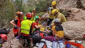 Labores de rescate de los Bombers en Montserrat, este sábado.