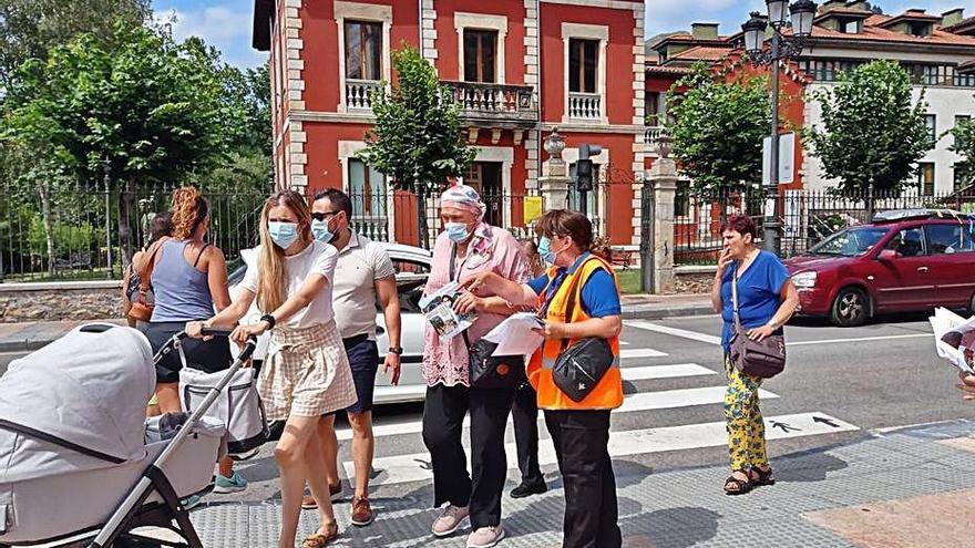 Gema Villaverde, realizando indicaciones ayer a unos veraneantes en Cangas de Onís.