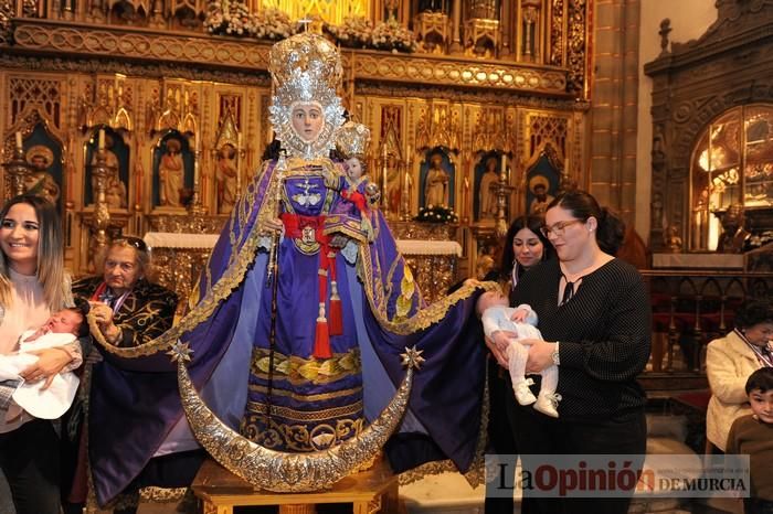 Los niños pasan por el manto de la Fuensanta