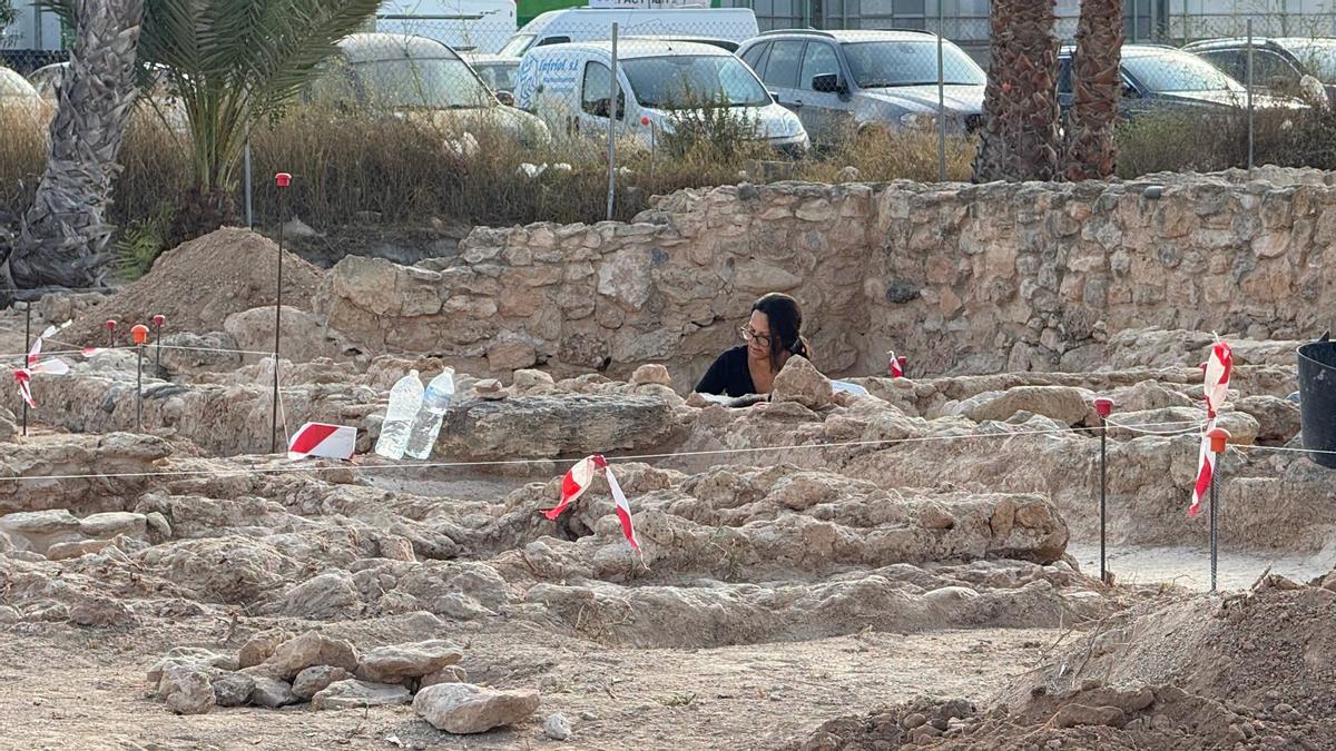 Una arqueóloga trabaja sobre el terreno en el yacimiento de La Picola de Santa Pola